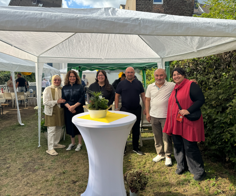 Nuray Arik, Vorstandsvorsitzende des MFBW e. V. Ratingen; Zeliha Yetik, Integrationsbeauftragte der Stadt Ratingen; Merve Arik-Doganay, Vorstandsmitglied des MFBW e. V. Ratingen; Mustafa Yilmaz und Emin Arslan, Vorstandsmitglieder der Türkisch-Islamischen Gemeinde zu Ratingen e. V. (DITIB); Feryal Savran, Mitglied des MFBW e. V. Ratingen.